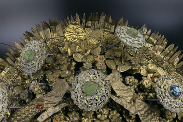 Couronne de mariée Suntiang de Bornéo et crâne en bois de tamarin (détail)