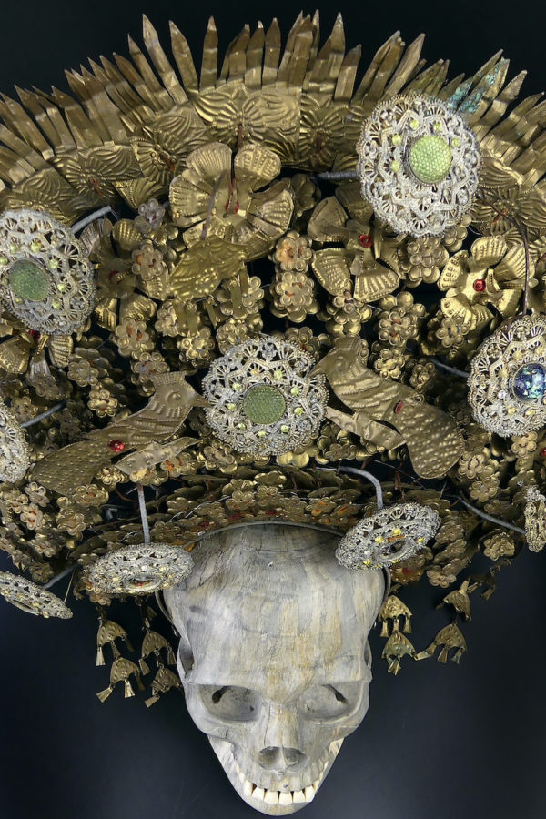 Couronne de mariée Suntiang de Bornéo et crâne en bois de tamarin (dessus)