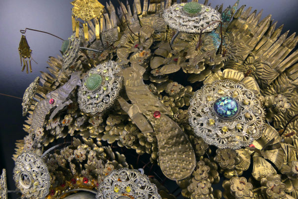 Couronne de mariée Suntiang de Bornéo et crâne en bois de tamarin (détail)