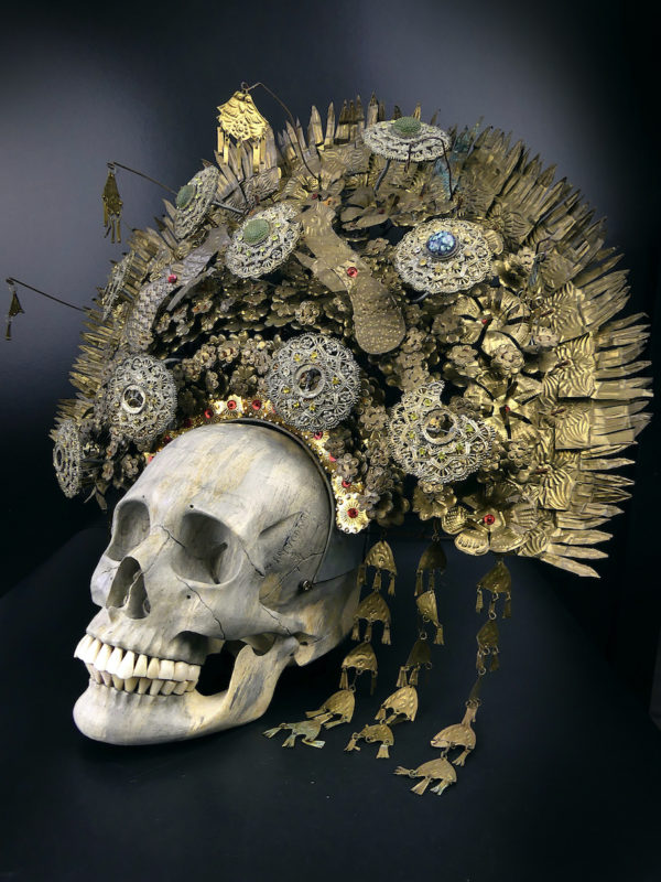 Couronne de mariée Suntiang de Bornéo et crâne en bois de tamarin (3/4)