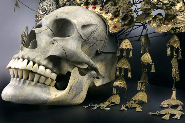 Couronne de mariée Suntiang de Bornéo et crâne en bois de tamarin (détail 3/4)