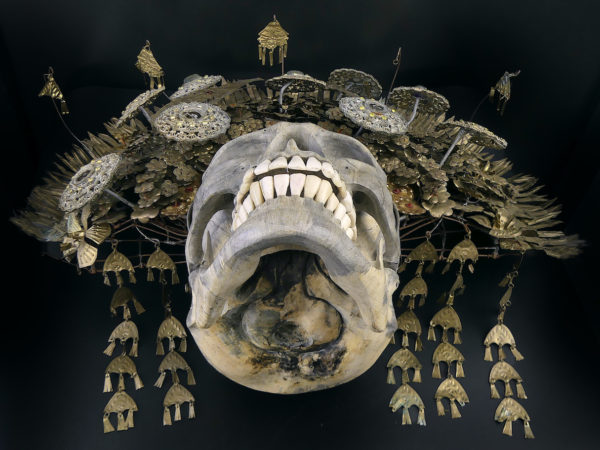 Couronne de mariée Suntiang de Bornéo et crâne en bois de tamarin (dessous)