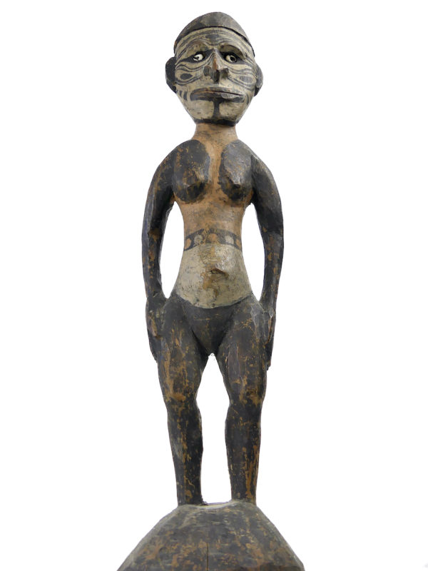 Statue Sépik iatmul figure féminine en bois et coquillages (face)
