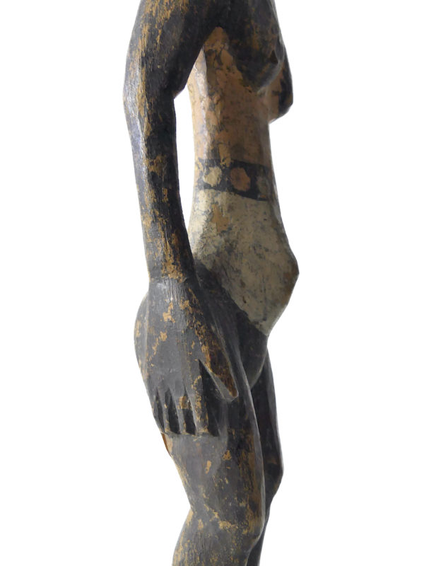 Statue Sépik iatmul figure féminine en bois et coquillages (détail)