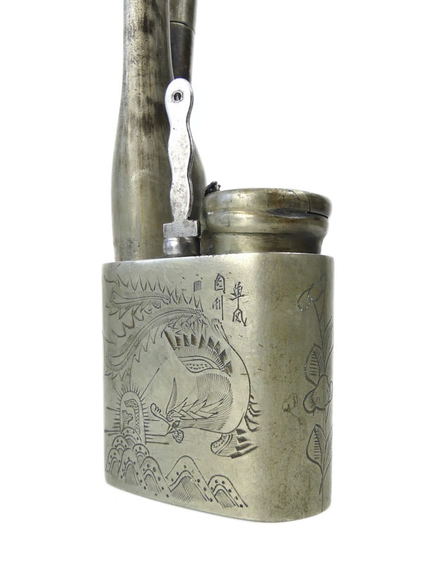 Pipe à eau chinoise ancienne en métal ciselé Chine 1900 (détail)