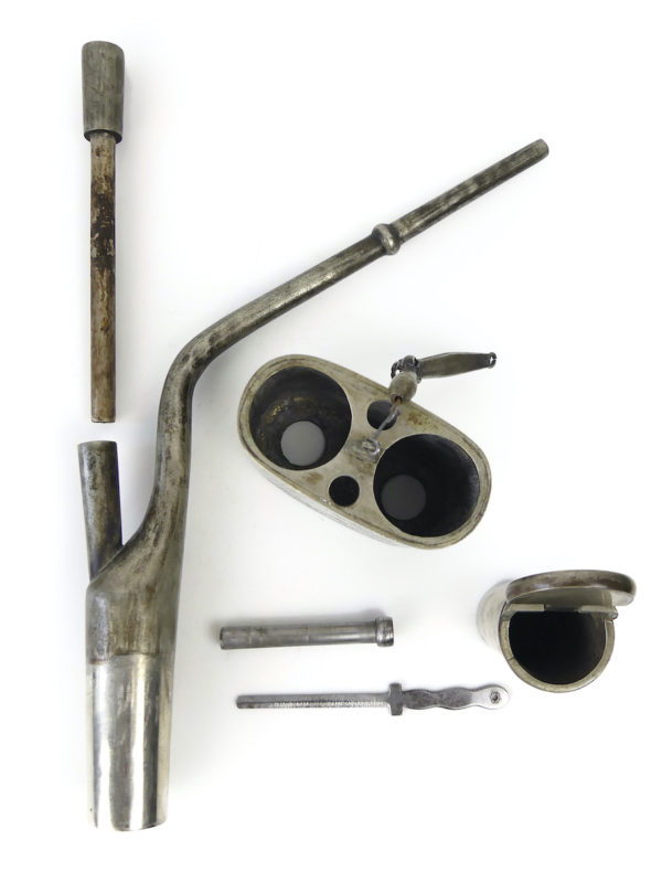 Pipe à eau chinoise ancienne en métal ciselé Chine 1900 (détails)