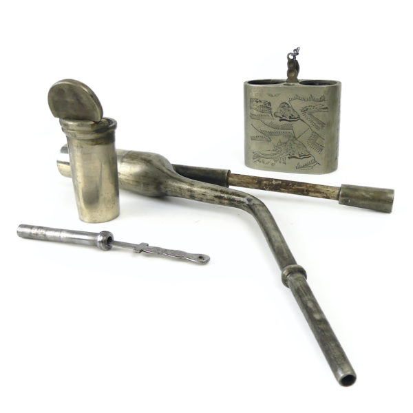 Pipe à eau chinoise ancienne en métal ciselé Chine 1900 (détails)