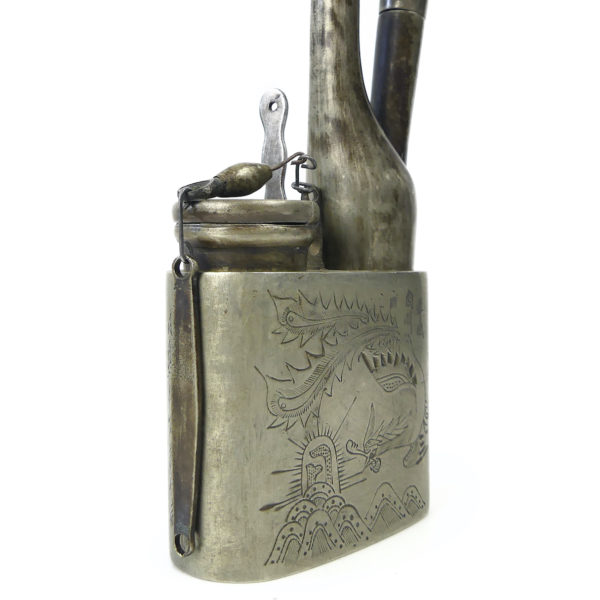 Pipe à eau chinoise ancienne en métal ciselé Chine 1900 (détail)