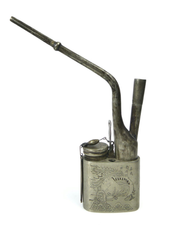 Pipe à eau chinoise ancienne en métal ciselé Chine 1900 (face)