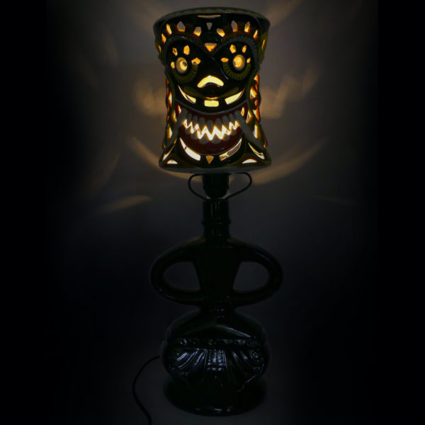 Lampe sri lankaise Kandy en céramique Ceylon Ceramics (allumée)