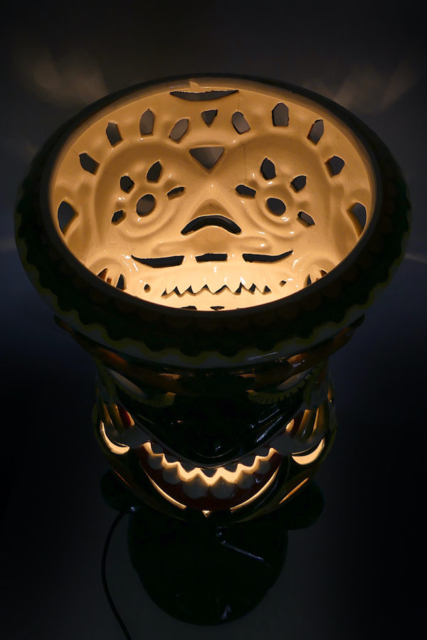 Lampe sri lankaise Kandy en céramique Ceylon Ceramics (dessus allumée)
