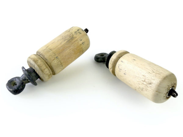Lot de 9 appeaux manuels artisanaux imitant des chants d’oiseaux (détail)