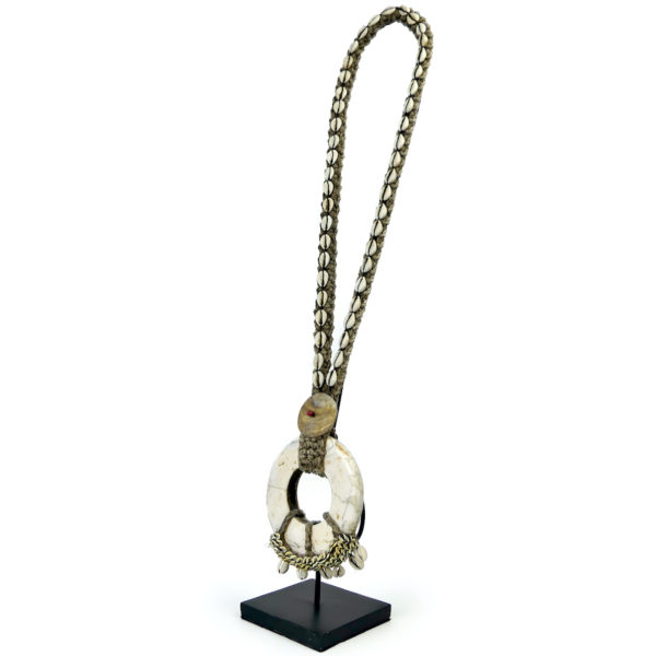 Grand collier iatmul en coquillages et corde sur pied Papouasie-Nouvelle-Guinée (3/4)