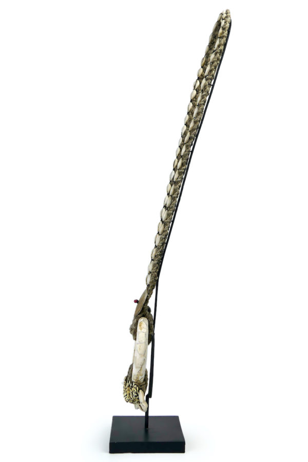 Grand collier iatmul en coquillages et corde sur pied Papouasie-Nouvelle-Guinée (profil)