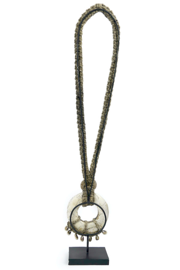 Grand collier iatmul en coquillages et corde sur pied Papouasie-Nouvelle-Guinée (dos)
