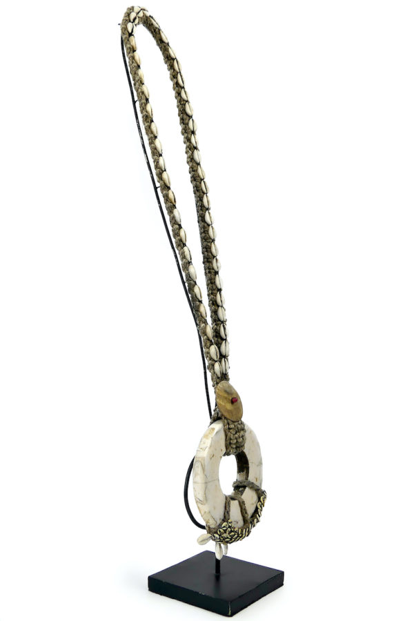 Grand collier iatmul en coquillages et corde sur pied Papouasie-Nouvelle-Guinée (3/4)
