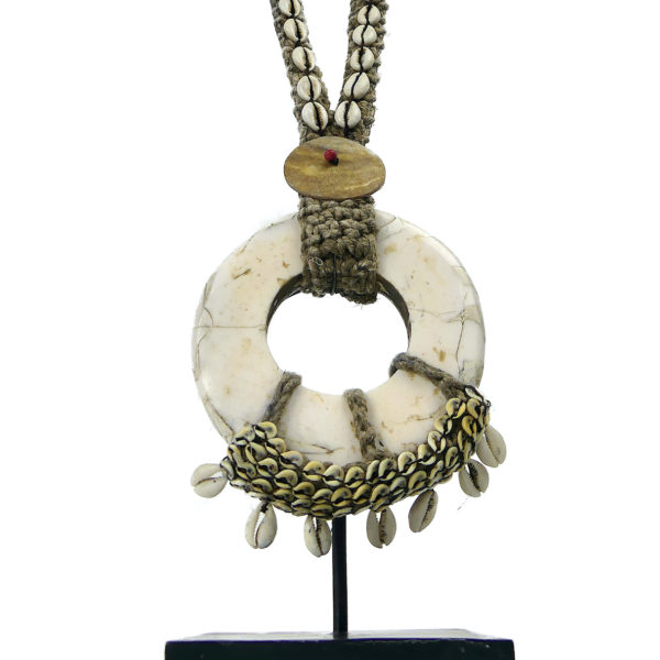 Grand collier iatmul en coquillages et corde sur pied Papouasie-Nouvelle-Guinée (détail)