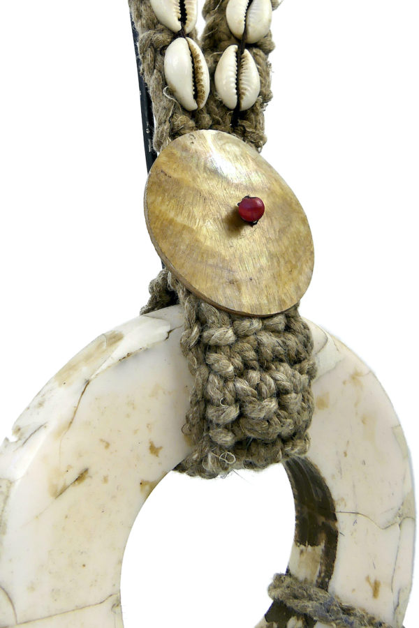 Grand collier iatmul en coquillages et corde sur pied Papouasie-Nouvelle-Guinée (détail)