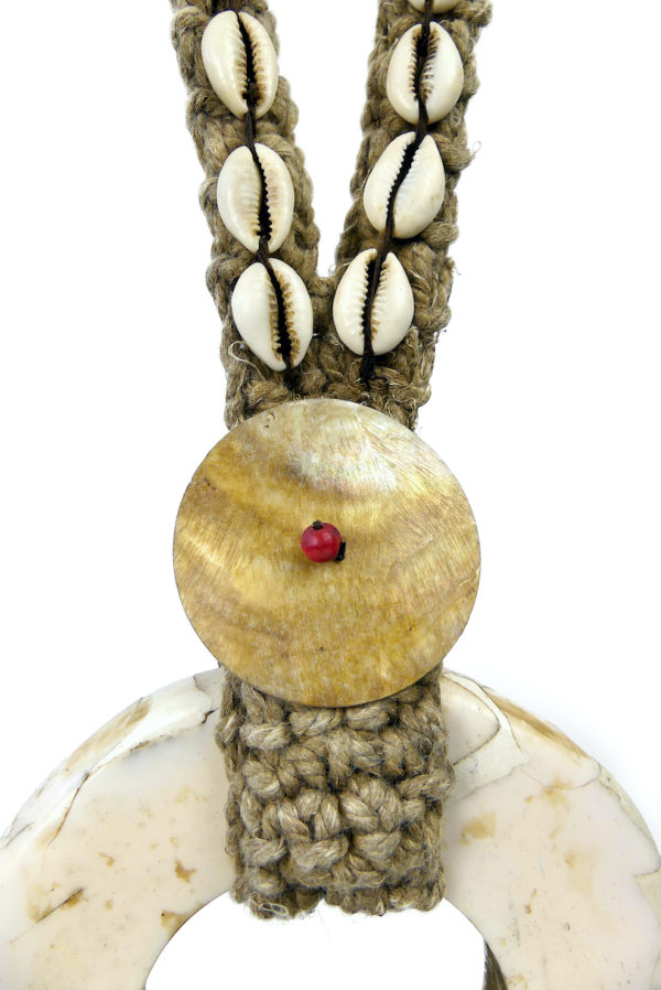 Grand collier iatmul en coquillages et corde sur pied Papouasie-Nouvelle-Guinée (détail)