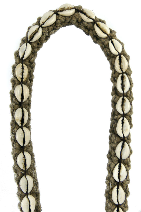 Grand collier iatmul en coquillages et corde sur pied Papouasie-Nouvelle-Guinée (détail)