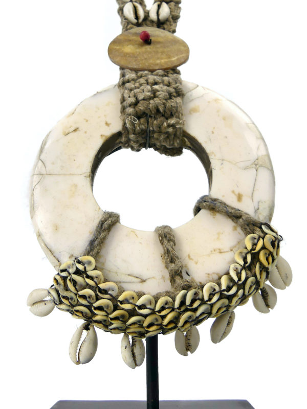 Grand collier iatmul en coquillages et corde sur pied Papouasie-Nouvelle-Guinée (détail)