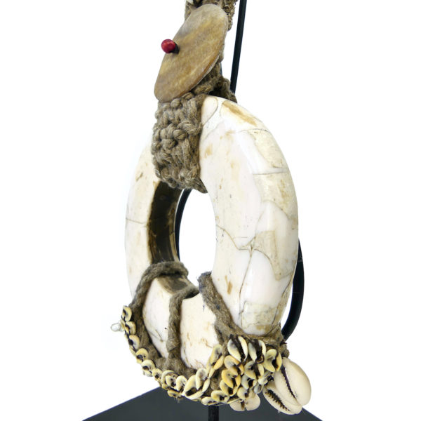 Grand collier iatmul en coquillages et corde sur pied Papouasie-Nouvelle-Guinée (détail)