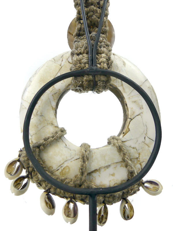 Grand collier iatmul en coquillages et corde sur pied Papouasie-Nouvelle-Guinée (détail)