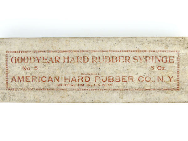 Seringue de médecine en caoutchouc dur USA 1851 (détail)