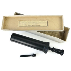 Seringue de médecine en caoutchouc dur USA 1851 (boîte)