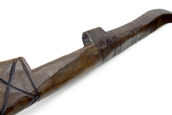 Sabre salomonais ancien en bois dur sculpté originaire de l’Archipel des Salomon (détail 3/4)