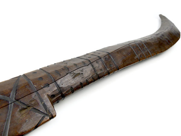 Sabre salomonais ancien en bois dur sculpté originaire de l’Archipel des Salomon (détail 3/4)