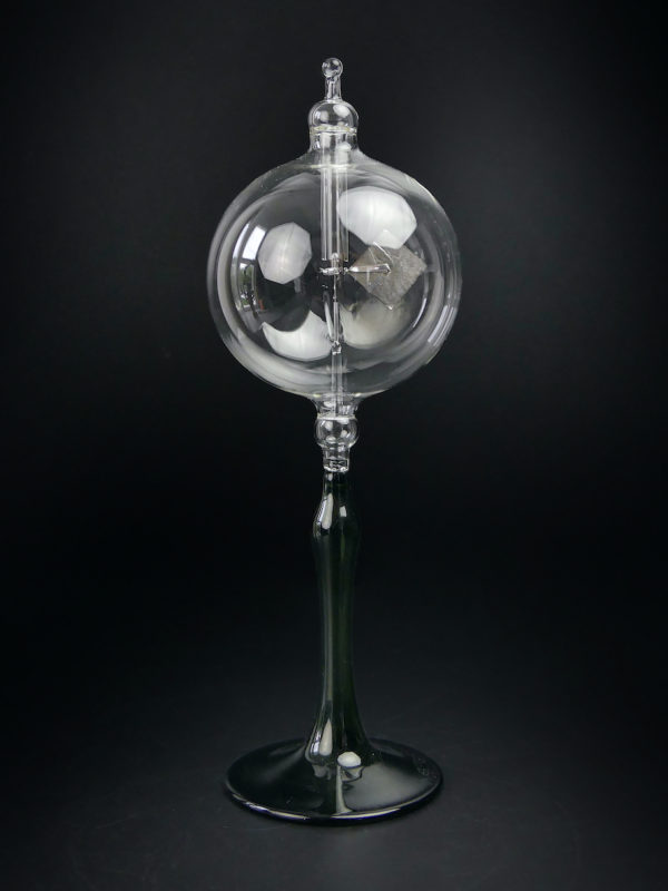 Radiomètre de Crookes en verre sur long pied de couleur verte (face)