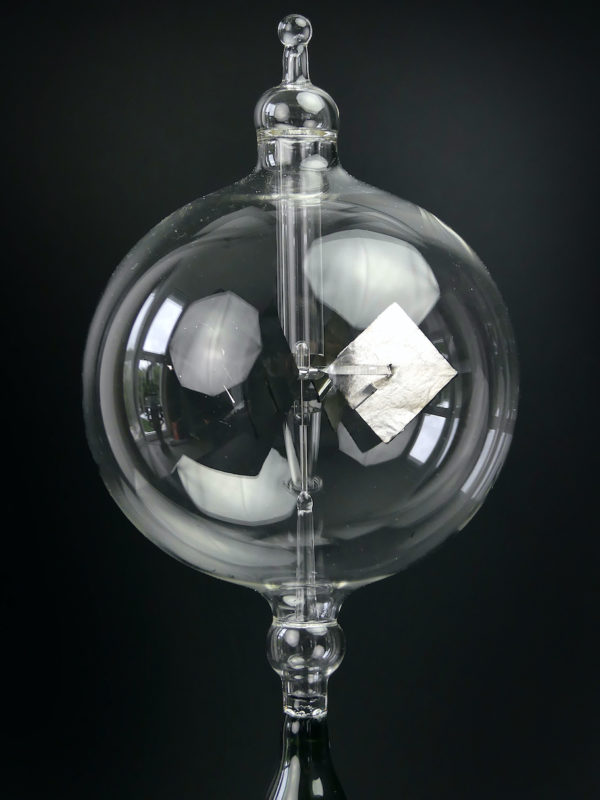 Radiomètre de Crookes en verre sur long pied de couleur verte (détail)