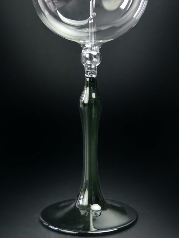 Radiomètre de Crookes en verre sur long pied de couleur verte (détail)
