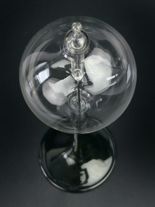 Radiomètre de Crookes en verre sur long pied de couleur verte (dessus)