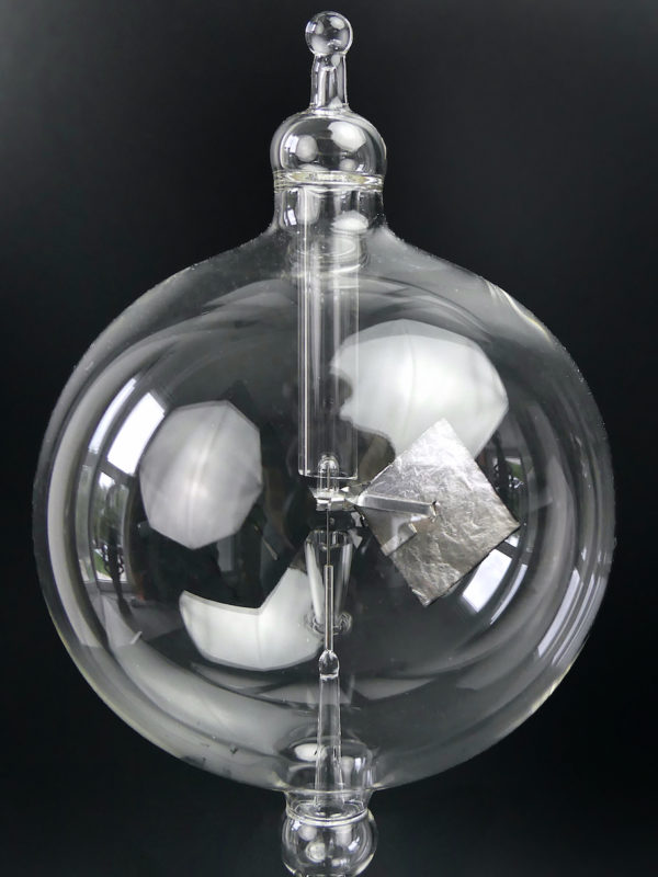 Radiomètre de Crookes en verre sur long pied de couleur verte (détail)