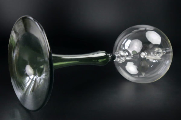 Radiomètre de Crookes en verre sur long pied de couleur verte (dessous 3/4)