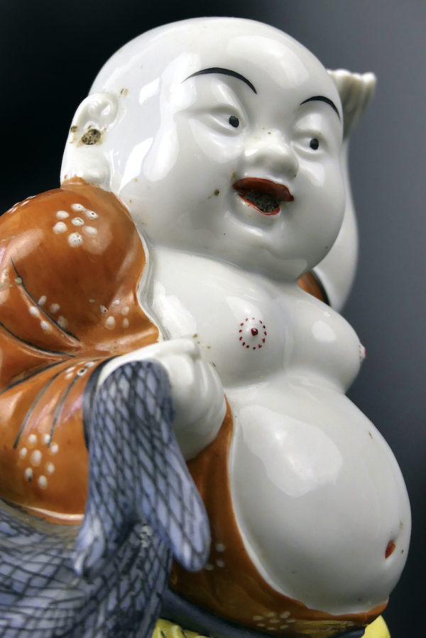 Charmante porcelaine Budai ancienne Bouddha rieur dansant (détail)