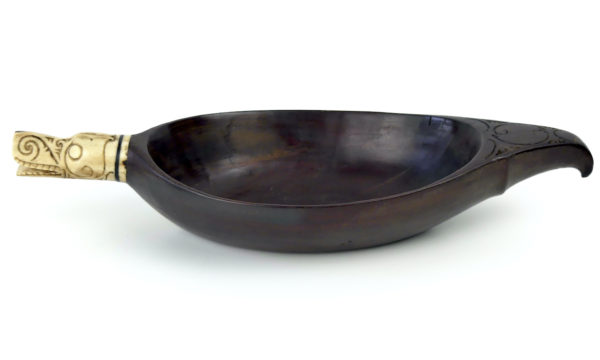Coupe de cérémonie Batak en bois et os Singa Sumatra (profil)