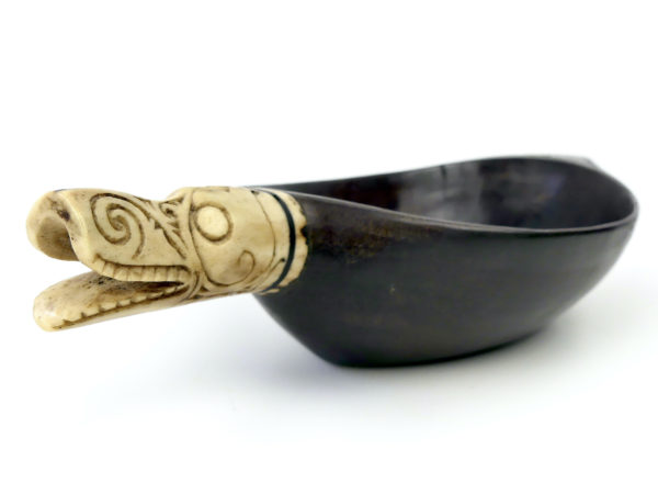 Coupe de cérémonie Batak en bois et os Singa Sumatra (3/4)