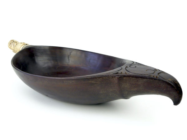 Coupe de cérémonie Batak en bois et os Singa Sumatra (3/4 dos)
