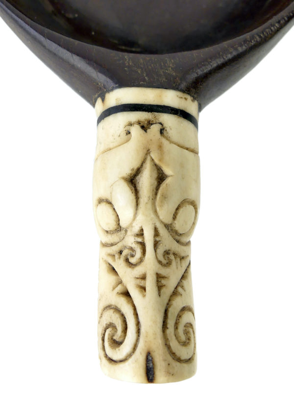 Coupe de cérémonie Batak en bois et os Singa Sumatra (détail)