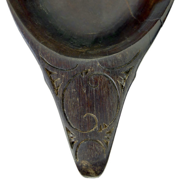 Coupe de cérémonie Batak en bois et os Singa Sumatra (détail)