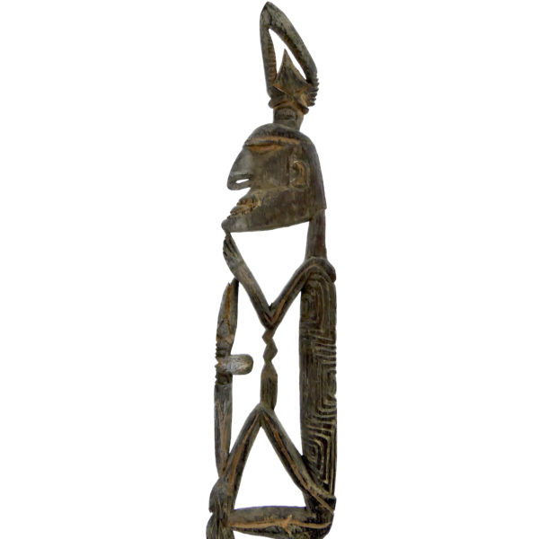 Fine sculpture Asmat Irian Jaya ancienne en bois léger sur socle (détail)