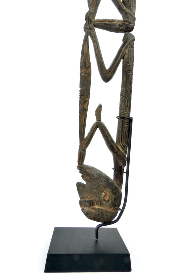 Fine sculpture Asmat Irian Jaya ancienne en bois léger sur socle (détail)