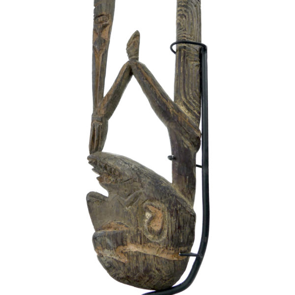Fine sculpture Asmat Irian Jaya ancienne en bois léger sur socle (détail)