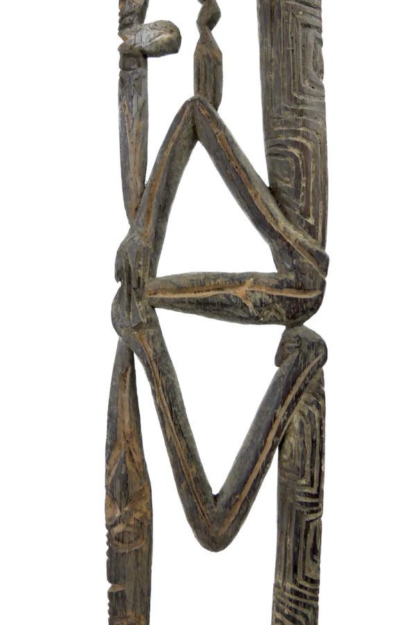 Fine sculpture Asmat Irian Jaya ancienne en bois léger sur socle (détail)
