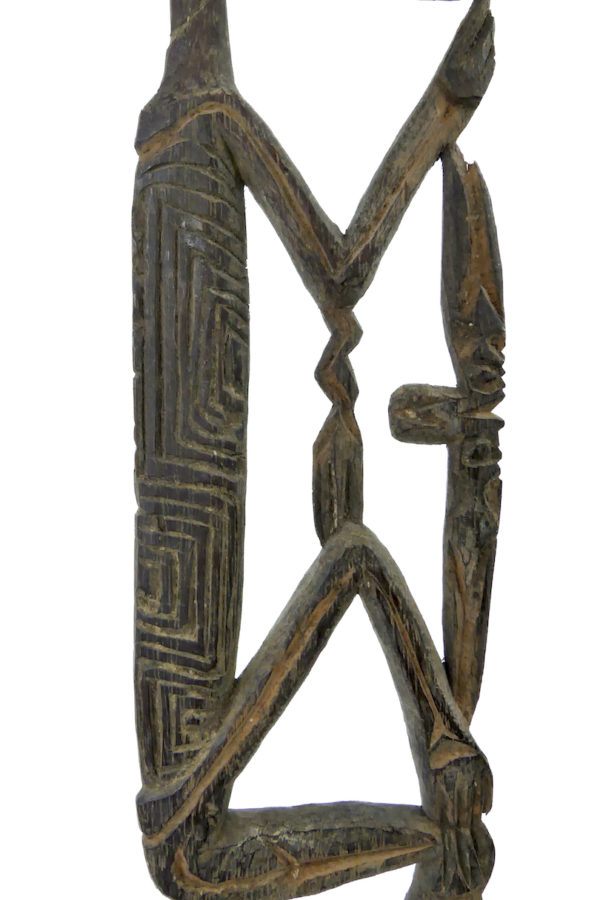 Fine sculpture Asmat Irian Jaya ancienne en bois léger sur socle (détail)