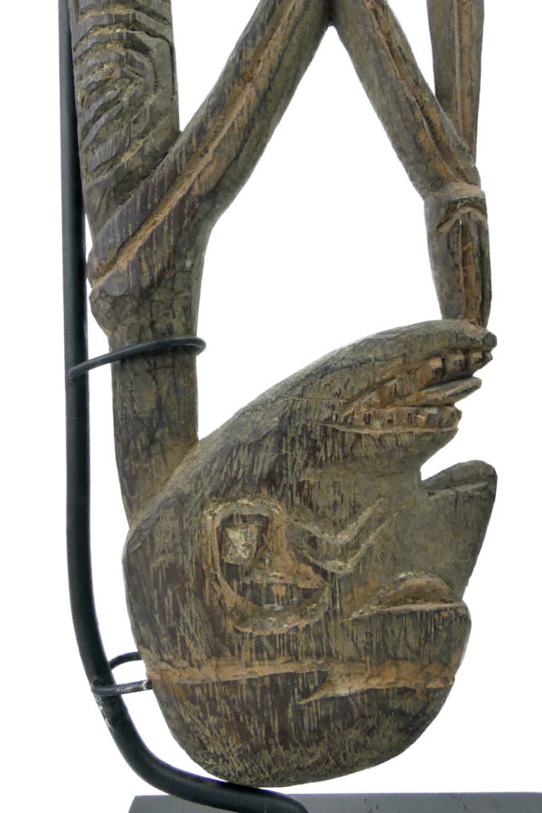Fine sculpture Asmat Irian Jaya ancienne en bois léger sur socle (détail)
