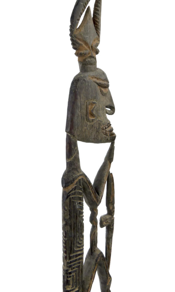 Fine sculpture Asmat Irian Jaya ancienne en bois léger sur socle (détail)